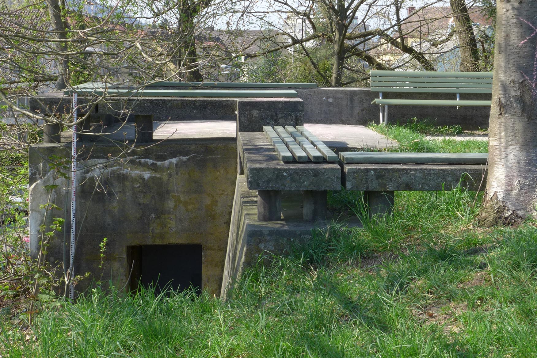 Als Sitzplatz genutzter ehemaliger Bunker A 04814 auf dem Moränenhügel an der Kalchbühlstrasse in Wollishofen. (Foto AfS/Archäologie)
